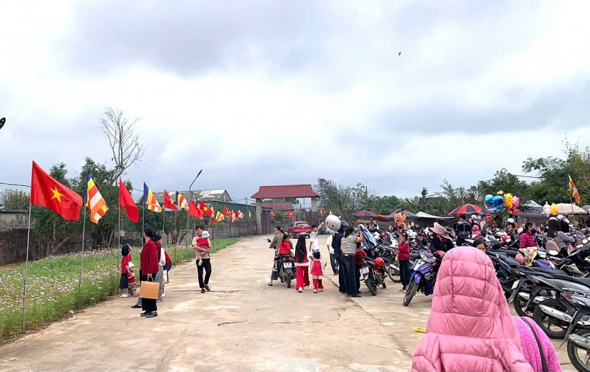 Hà Tĩnh: Hàng ngàn du khách đổ về chùa Hữu Lạc cầu an năm mới Hà Tĩnh: Hàng ngàn du khách đổ về chùa Hữu Lạc cầu an năm mới