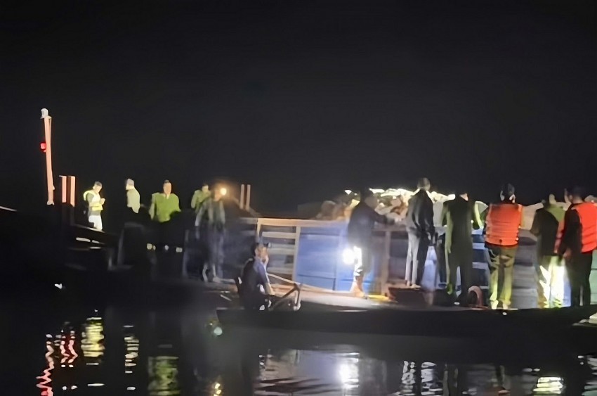 Chìm tàu chở khách trên hồ Thác Bà, 6 người mất tích