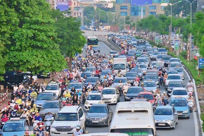 Không để xảy ra ùn tắc giao thông kéo dài tại các tuyến đường vào trung tâm Hà Nội và TP.HCM