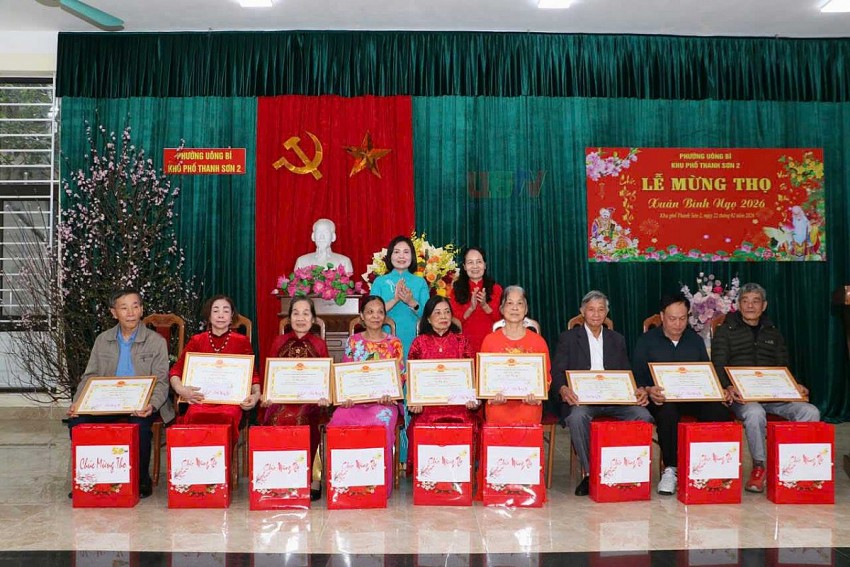UBND phường và Ban đại diện khu dân cư trao thư chúc thọ và quà cho người cao tuổi được mừng thọ.