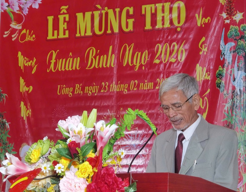 Ông Trần Văn Hùng thay mặt cho người cao tuổi khu phố Quang Trung 10 phát biểu.