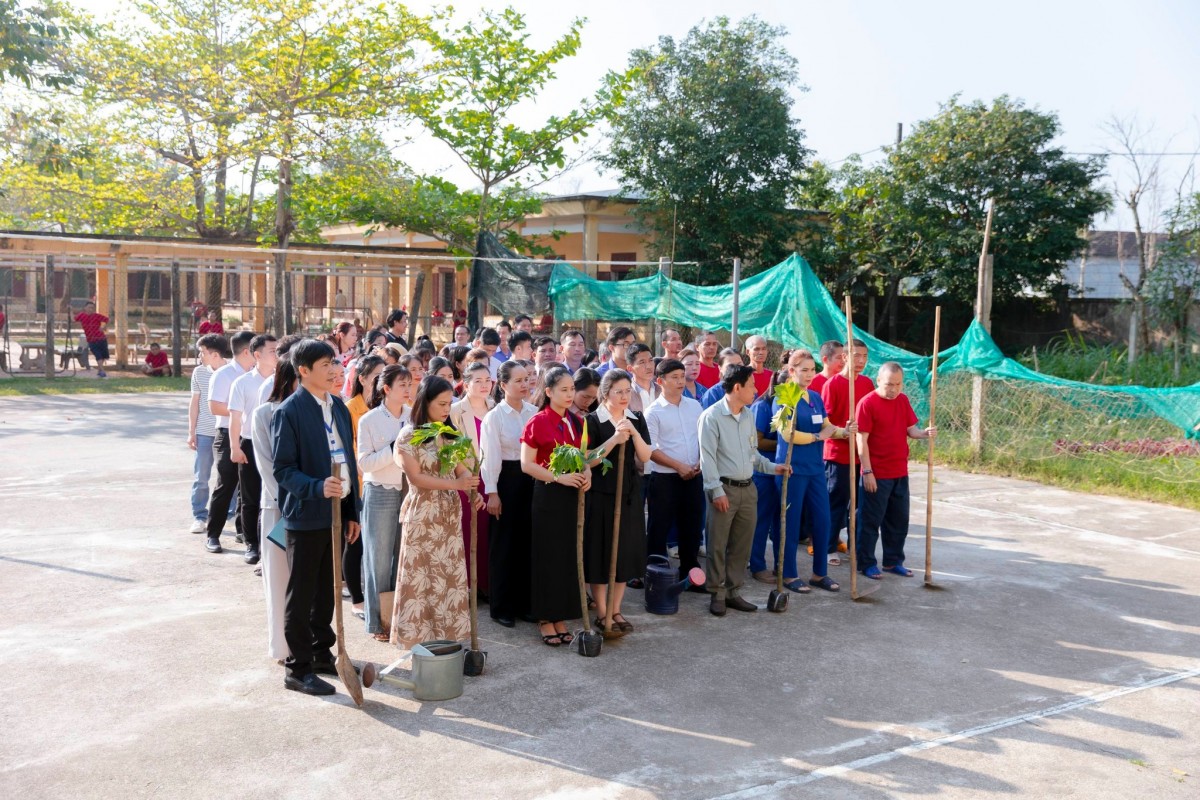 Ra quân trồng cây đầu xuân tại Trung tâm Điều dưỡng người tâm thần Quảng Nam.