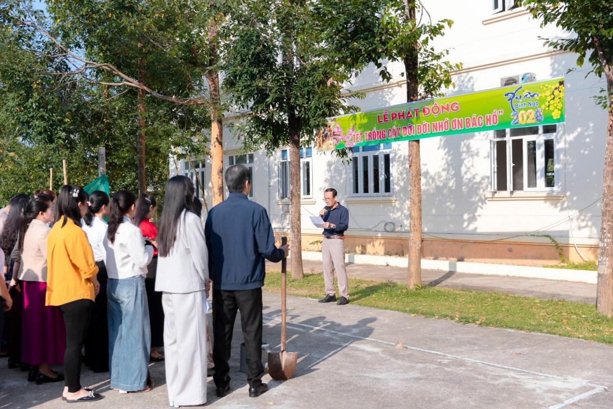 Cán bộ, viên chức Trung tâm Điều dưỡng người tâm thần Quảng Nam tham dự lễ phát động “Tết trồng cây đời đời nhớ ơn Bác Hồ” Xuân Bính Ngọ 2026.