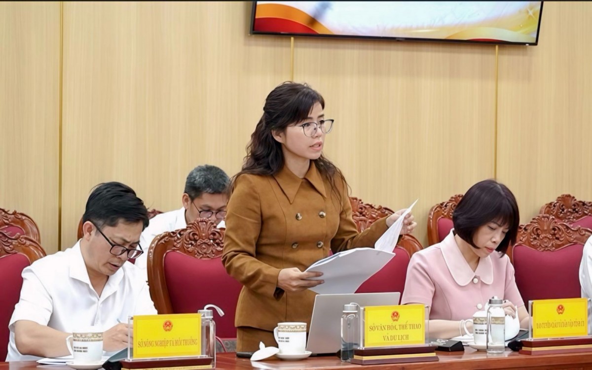 Giám đốc Sở Văn hóa, Thể thao và Du lịch Phạm Thị Trung báo cáo tại cuộc họp