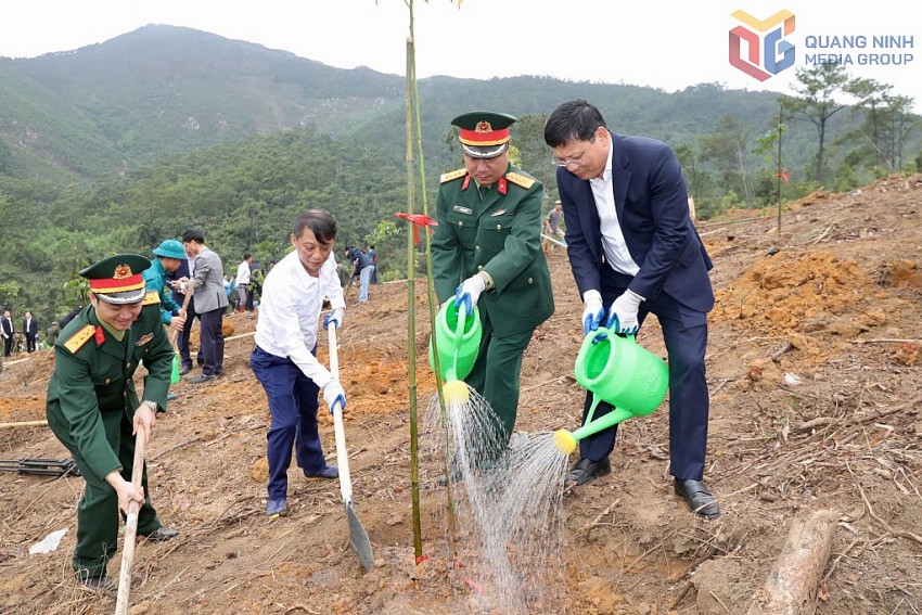 Các đại biểu trồng cây sau lễ phát động. Ảnh:QMG