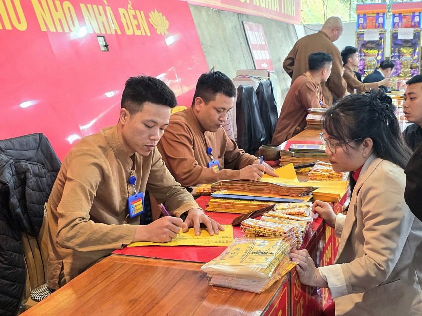 Nhộn nhịp du khách thập phương dâng hương Đền Bảo Hà đầu năm