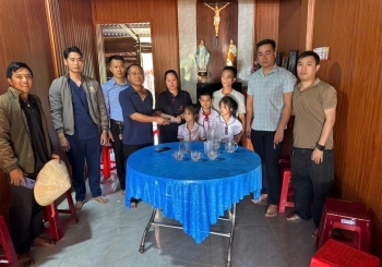 Chung tay sẻ chia với gia đình gặp hỏa hoạn tại xã Đắk Sắk