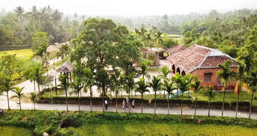 Toàn cảnh Làng cổ Lộc Yên nhìn từ trên cao, những mái ngói đỏ ẩn mình giữa vườn cây xanh mát và cánh đồng thanh bình của vùng trung du.