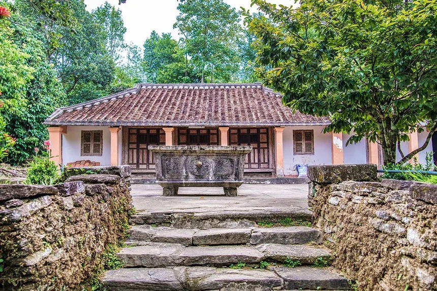 Nhà cổ mái ngói rêu phong giữa không gian xanh mát của Làng cổ Lộc Yên.