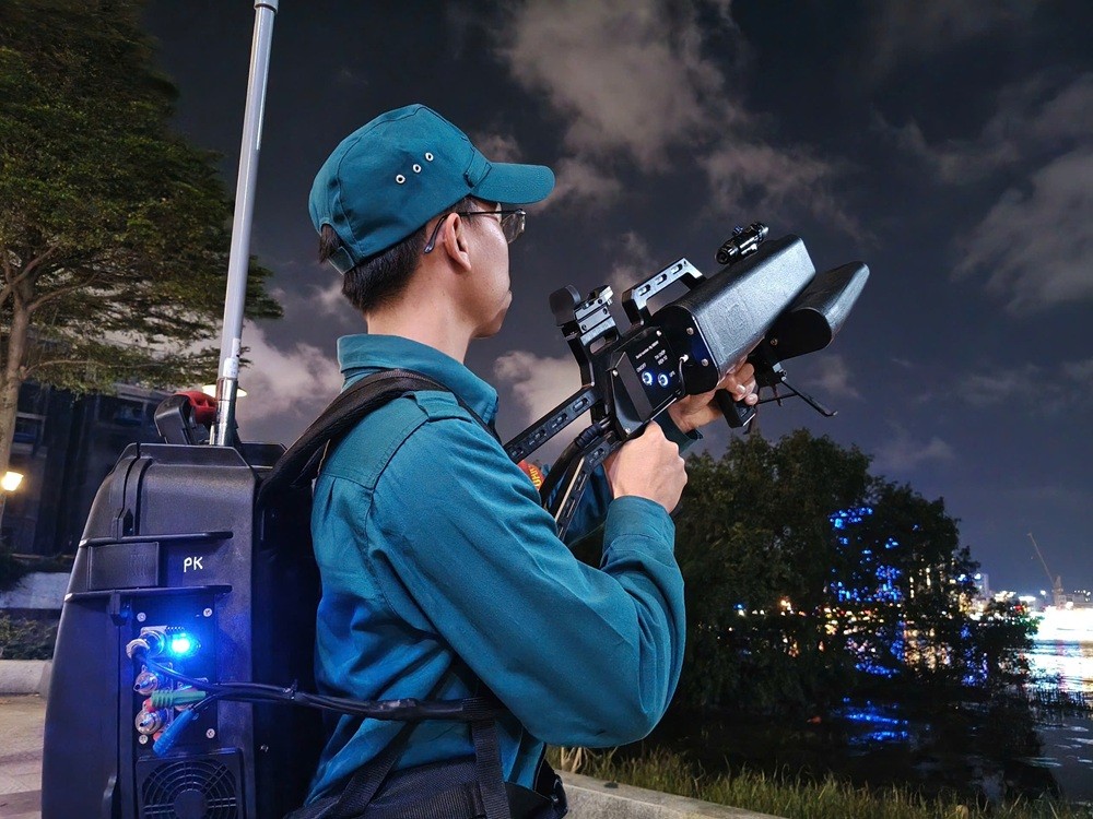 Lực lượng chức năng sử dụng thiết bị chuyên dụng để phát hiện, truy vết và xử lý UAV hoạt động trái phép trong khu vực cấm bay.