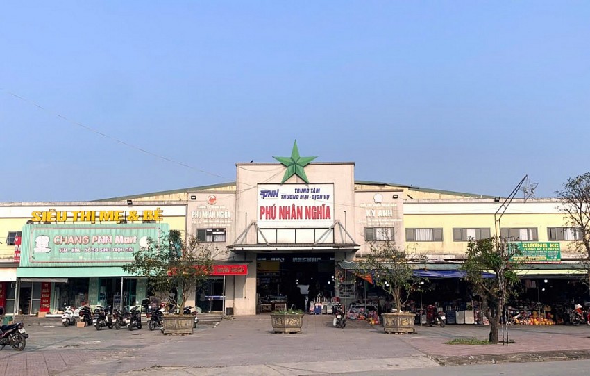 Hà Tĩnh: Rác “bủa vây” Trung tâm thương mại - dịch vụ Phú Nhân Nghĩa