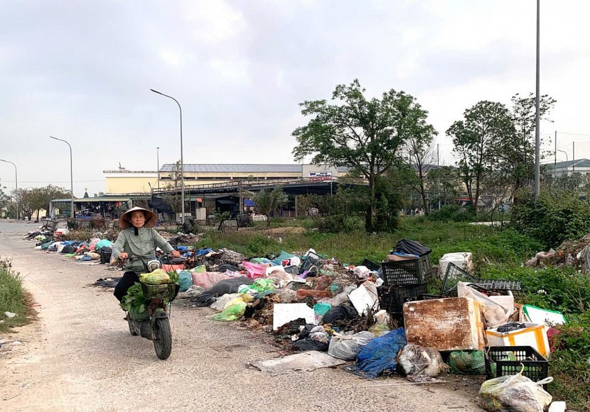 Hà Tĩnh: Rác “bủa vây” Trung tâm thương mại - dịch vụ Phú Nhân Nghĩa