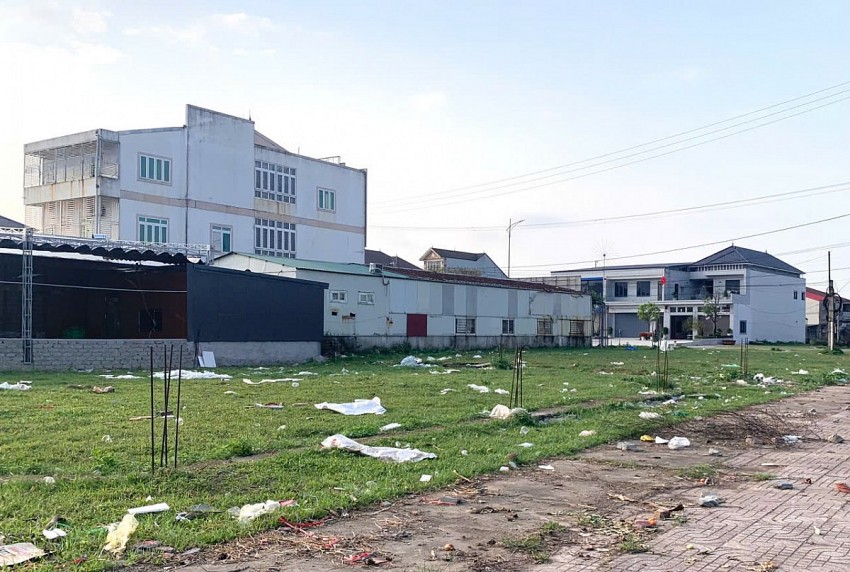Hà Tĩnh: Rác “bủa vây” Trung tâm thương mại - dịch vụ Phú Nhân Nghĩa
