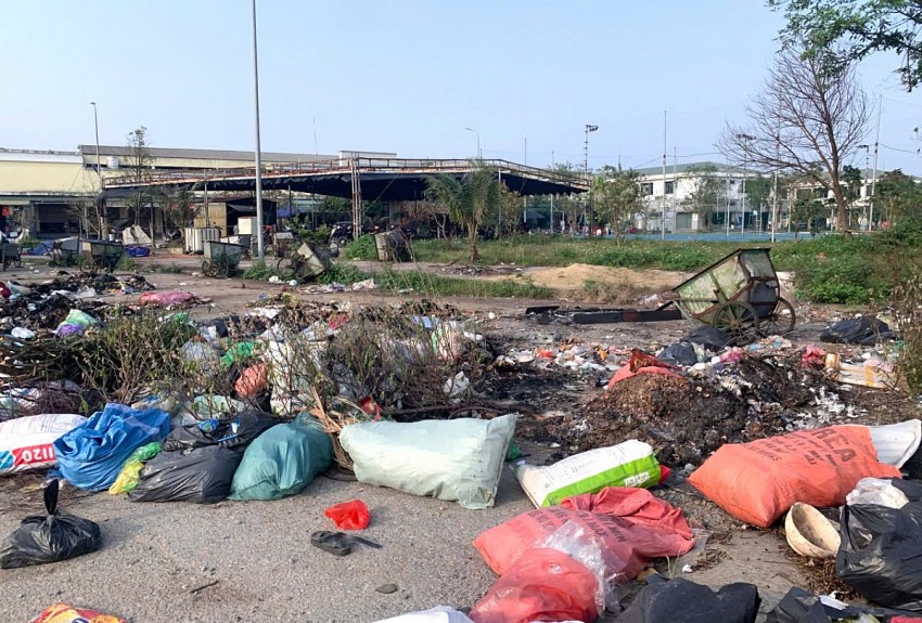 Hà Tĩnh: Rác “bủa vây” Trung tâm thương mại - dịch vụ Phú Nhân Nghĩa