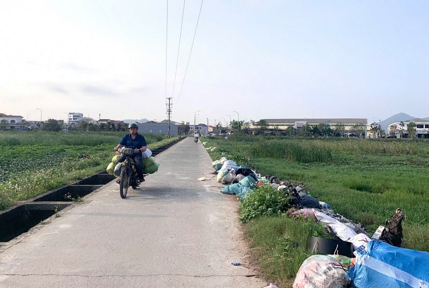 Hà Tĩnh: Rác “bủa vây” Trung tâm thương mại - dịch vụ Phú Nhân Nghĩa
