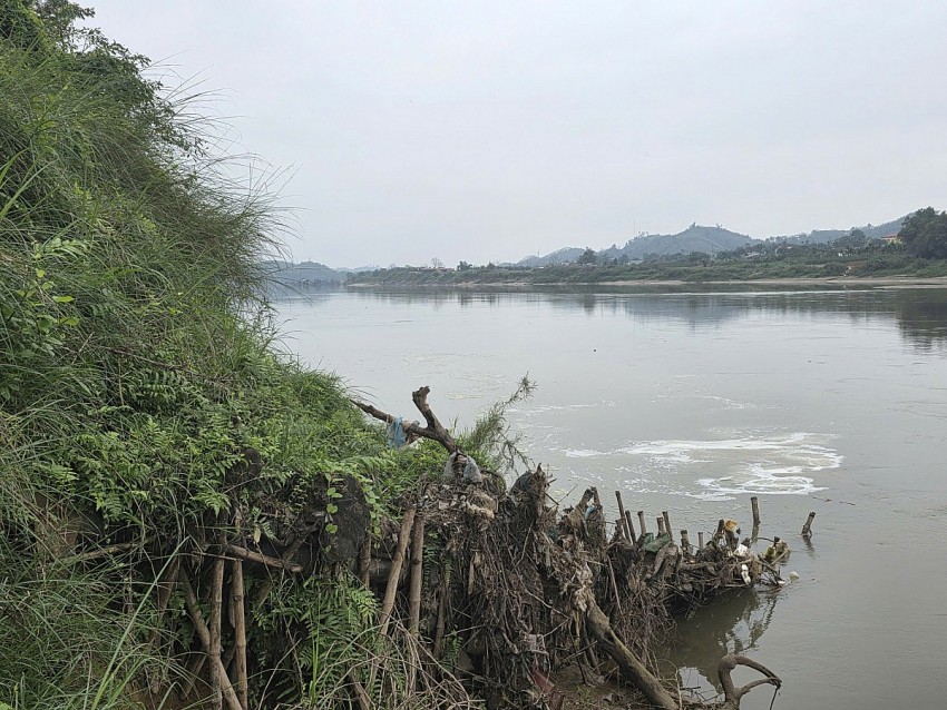 Lào Cai: Cần làm rõ nguồn nước có mầu vàng xả thải ra sông Hồng