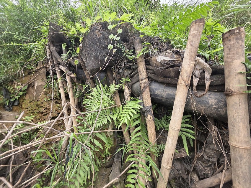 Lào Cai: Cần làm rõ nguồn nước có mầu vàng xả thải ra sông Hồng
