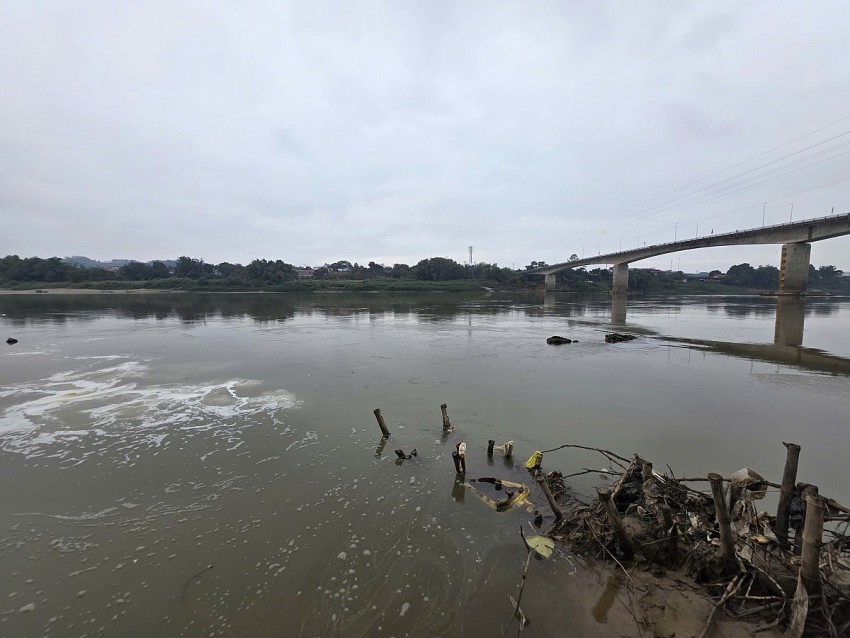 Lào Cai: Cần làm rõ nguồn nước có mầu vàng xả thải ra sông Hồng