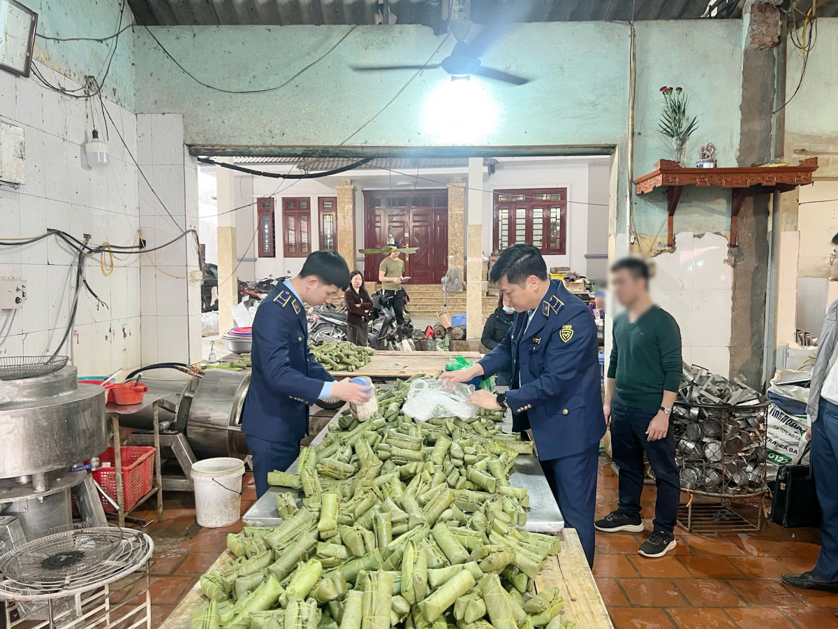 Khởi tố chủ cơ sở sản xuất giò chả sử dụng hàn the