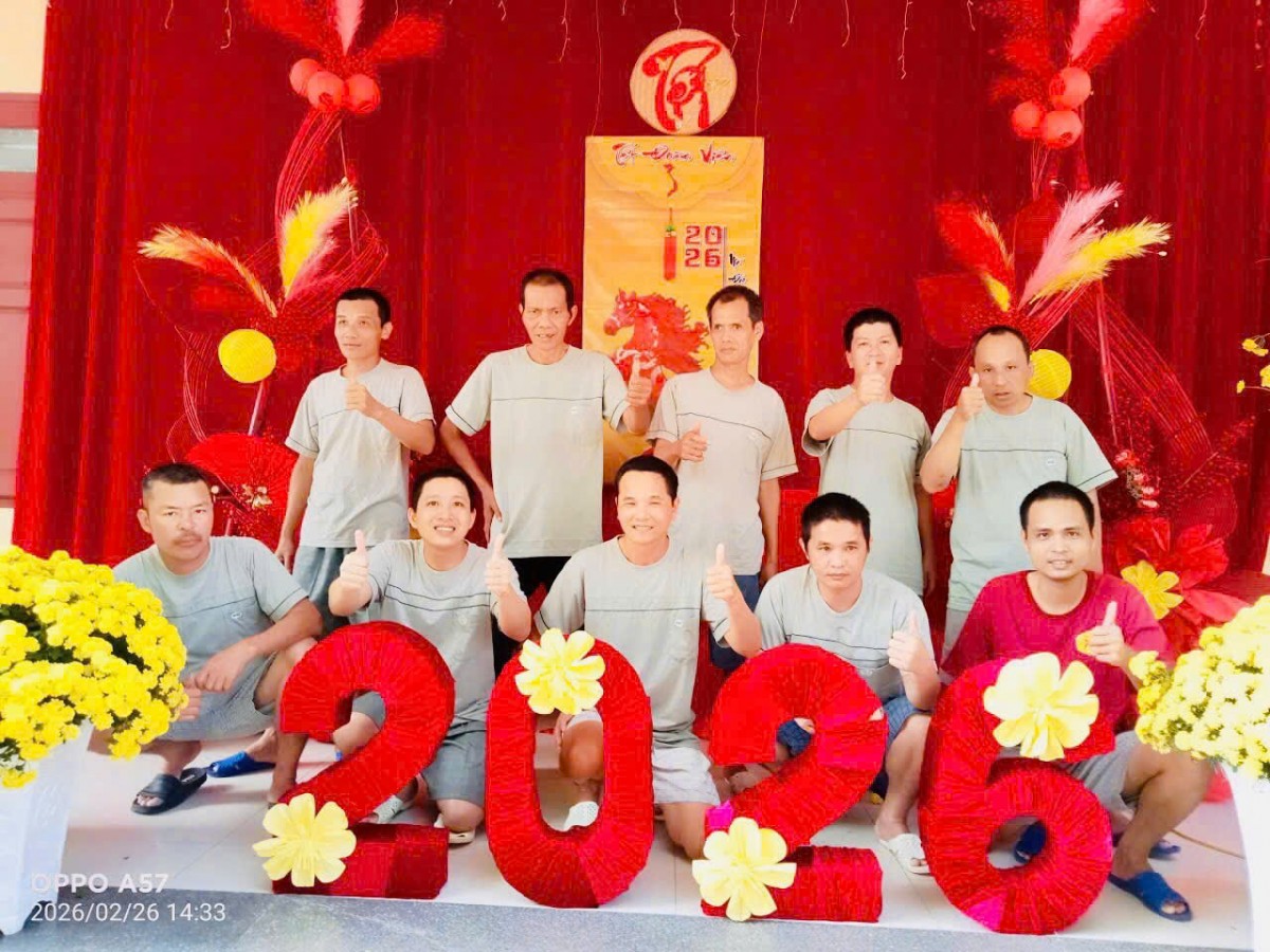 Người bệnh hào hứng chụp ảnh lưu niệm trong không gian trang trí xuân rực rỡ tại Trung tâm, lan tỏa niềm vui và tinh thần lạc quan dịp năm mới 2026.