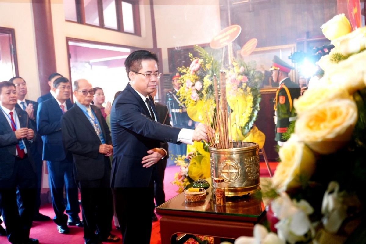 Ủy viên Trung ương Đảng, Phó Bí thư Tỉnh ủy, Chủ tịch UBND tỉnh Nguyễn Hoàng Giang thành kính dâng hương tưởng nhớ Thủ tướng Phạm Văn Đồng