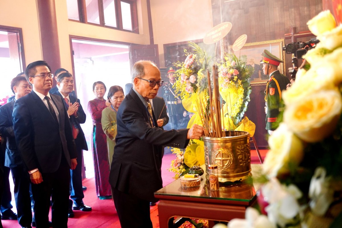 Các đại biểu dâng hương tưởng nhớ Thủ tướng Phạm Văn Đồng