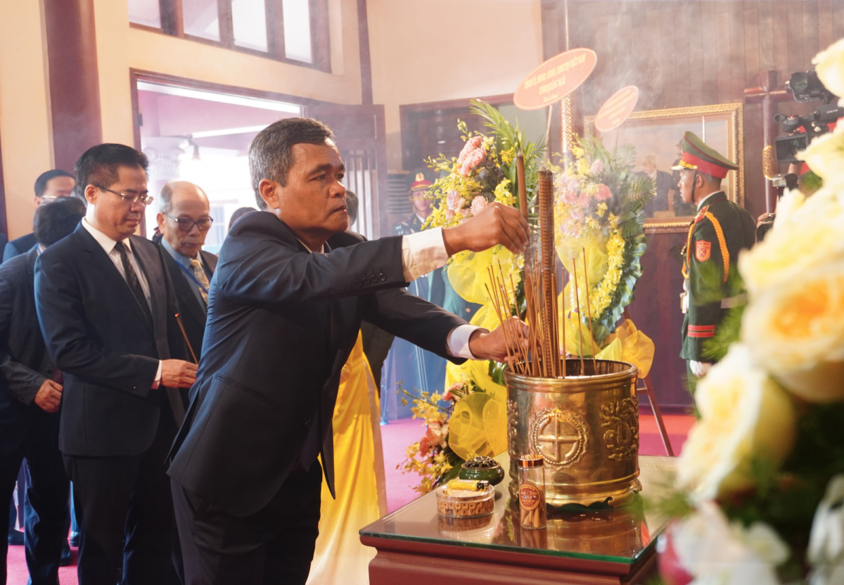 Ủy viên Trung ương Đảng, Bí thư Tỉnh ủy Hồ Văn Niên thành kính dâng hương tưởng nhớ Thủ tướng Phạm Văn Đồng