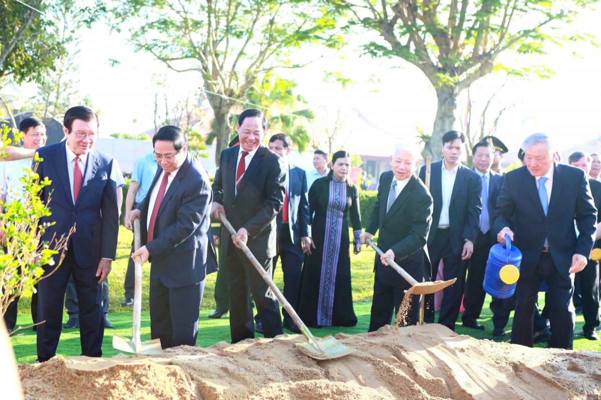 Lãnh đạo Đảng, Nhà nước trồng cây lưu niệm