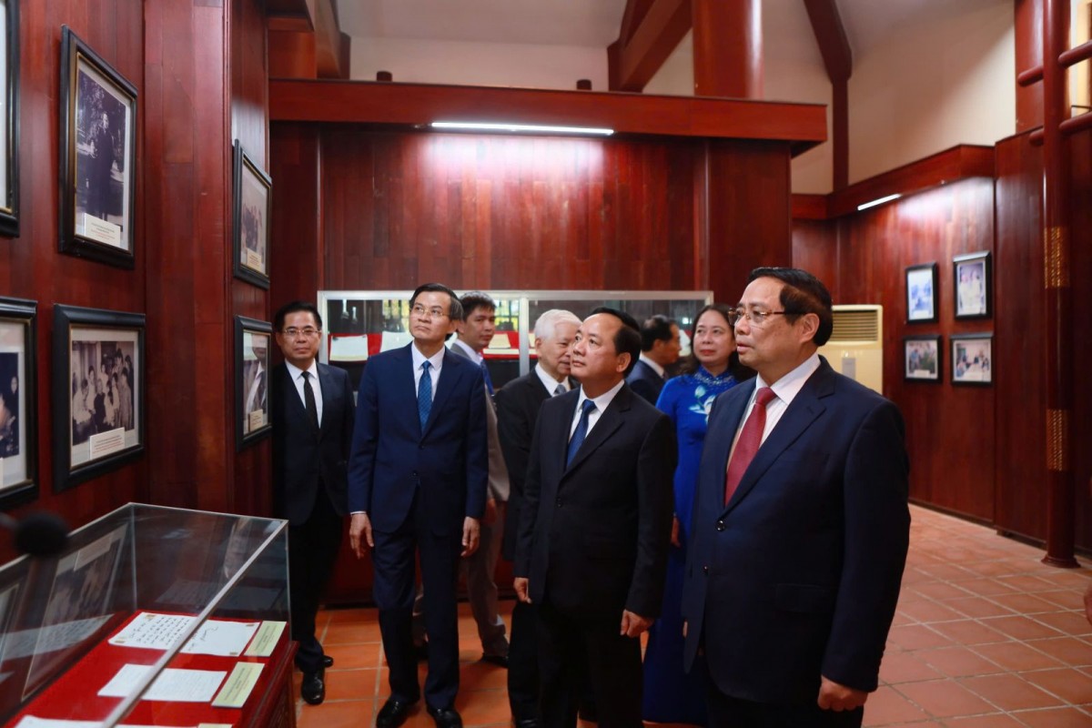 Lãnh đạo Đảng, Nhà nước tham quan khu trưng bày hình ảnh, hiện vật về cuộc đời, sự nghiệp của Thủ tướng Phạm Văn Đồng