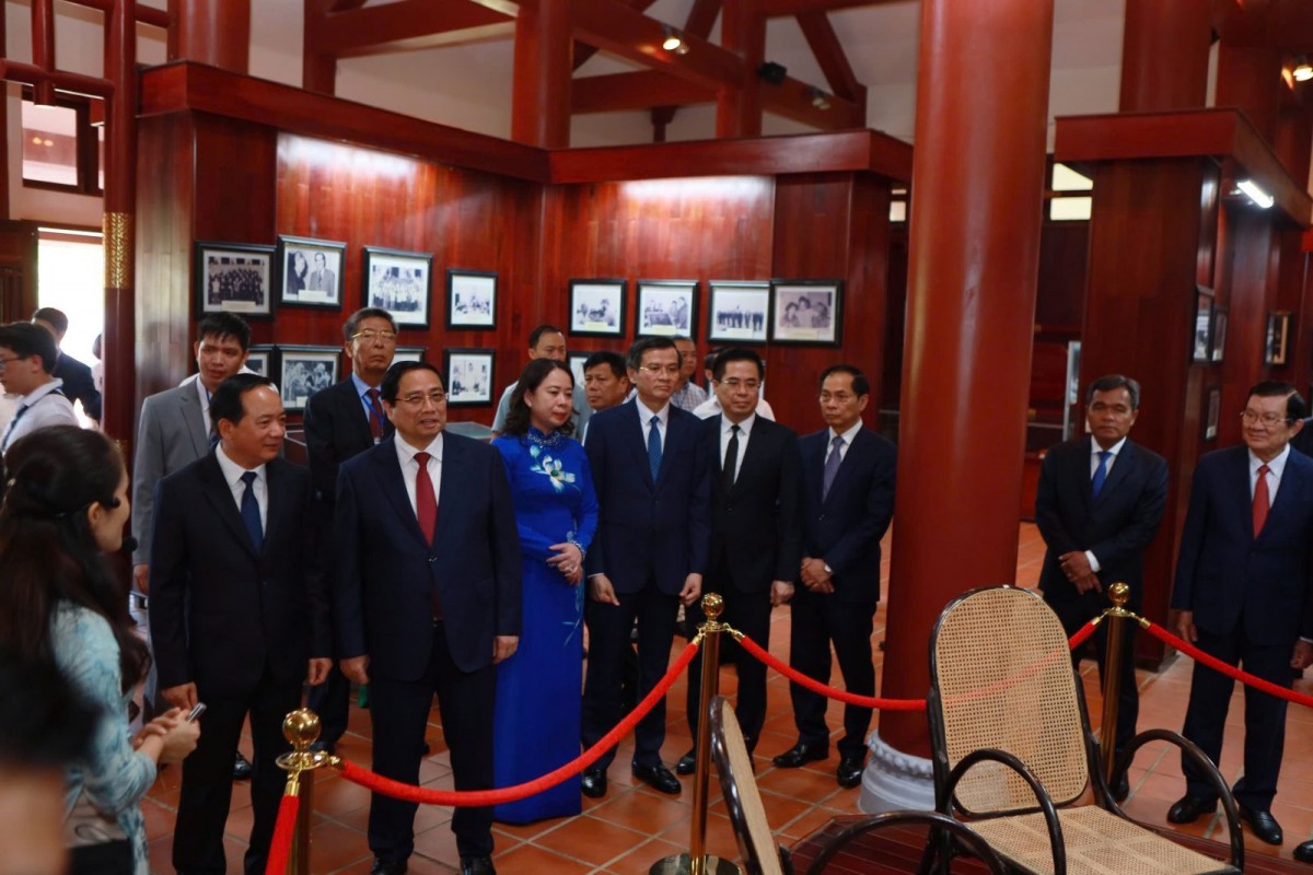 Lãnh đạo Đảng, Nhà nước tham quan khu trưng bày hình ảnh, hiện vật