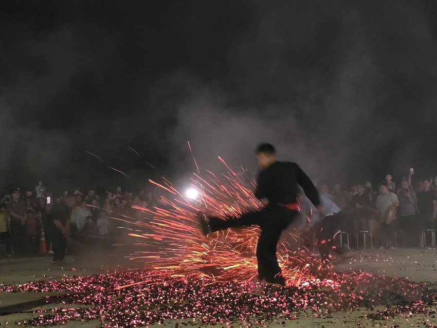 Độc đáo lễ hội nhảy lửa của người Dao Nậm Đét xã Bảo Nhai