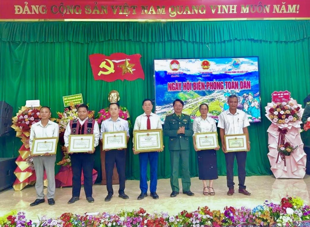 Ban Chỉ huy Bộ đội Biên phòng thành phố đã trao Bằng khen của Chủ tịch UBND thành phố và Giấy khen cho các tập thể, cá nhân