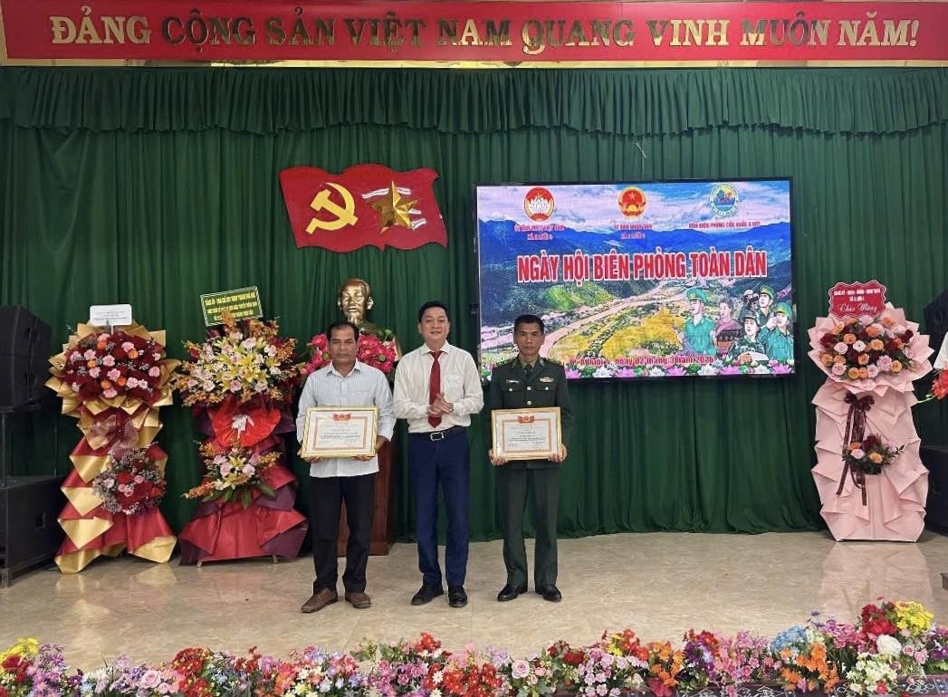 UBND xã cũng trao Giấy khen và những phần quà ý nghĩa đến các già làng, người có uy tín – những “cột mốc sống” nơi biên cương