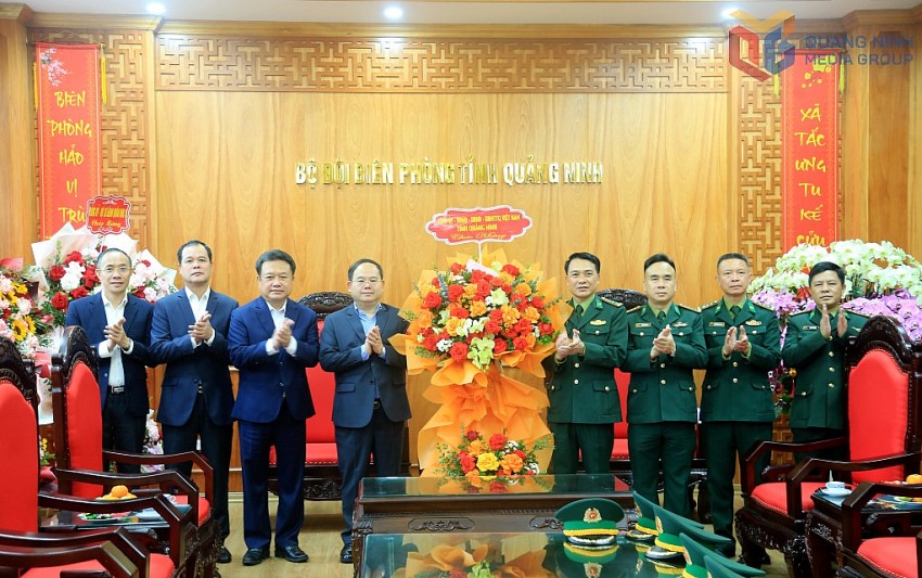 Bí thư Tỉnh ủy và các đồng chí Ủy viên BTV Tỉnh ủy tặng hoa chúc mừng cán bộ, chiến sĩ Ban Chỉ huy Bộ đội Biên phòng tỉnh.