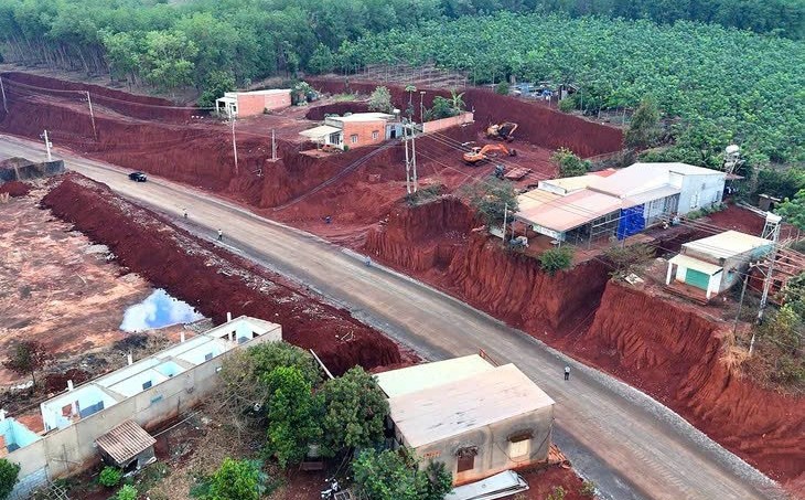 Đồng Nai yêu cầu tạm dừng thi công đoạn đường khiến 8 nhà dân chênh vênh