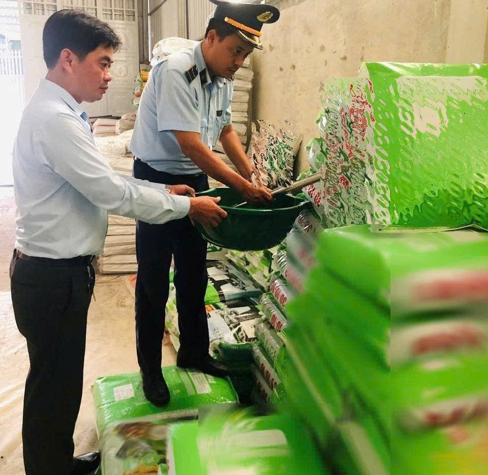 Đồng Tháp xử phạt hơn 180 triệu đồng 3 cơ sở kinh doanh phân bón giả, kém chất lượng