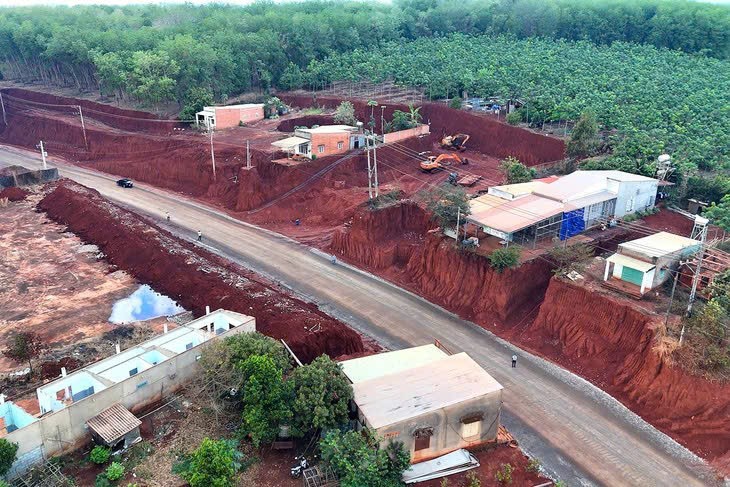 Đồng Nai yêu cầu tạm dừng thi công đoạn đường khiến 8 nhà dân chênh vênh