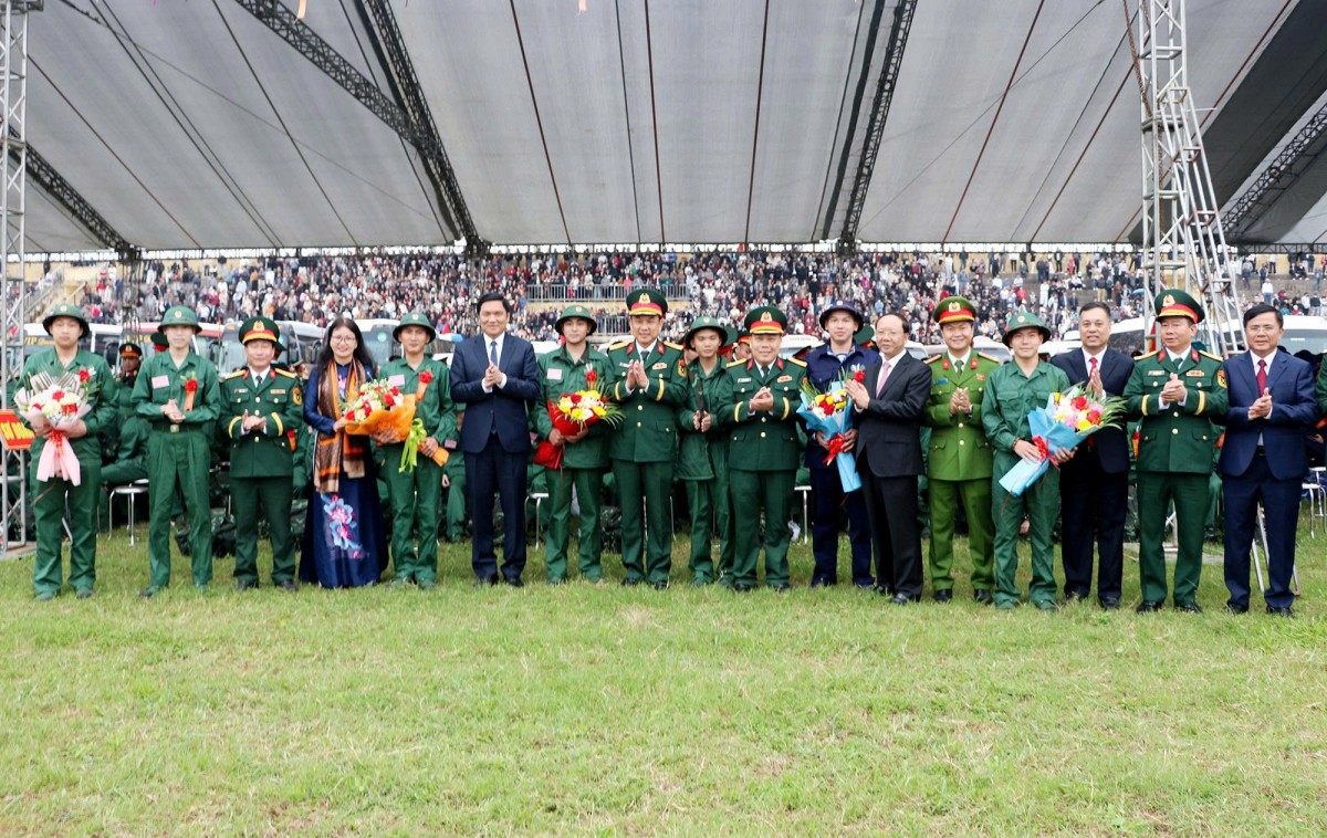 Hơn 3.800 tân binh ở Nghệ An lên đường nhập ngũ