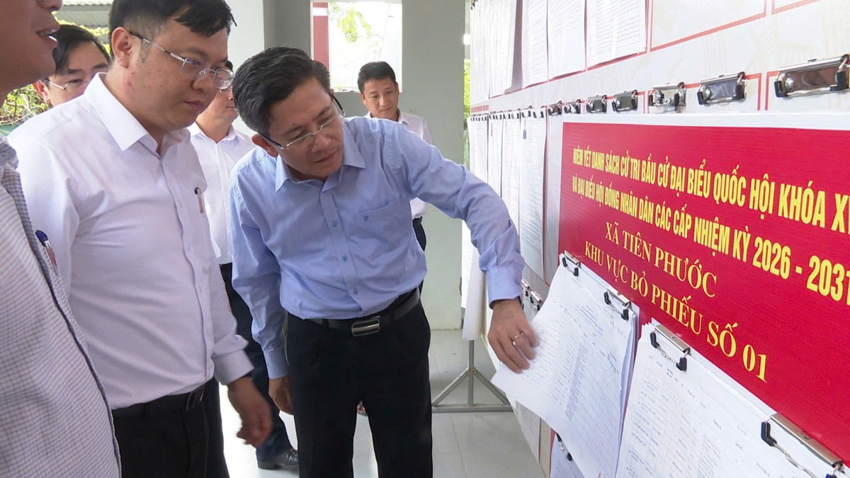 Lãnh đạo UBND TP Đà Nẵng kiểm tra việc niêm yết danh sách cử tri và công tác chuẩn bị tại khu vực bỏ phiếu số 01, xã Tiên Phước trước thềm bầu cử đại biểu Quốc hội khóa XVI và HĐND các cấp nhiệm kỳ 2026–2031.