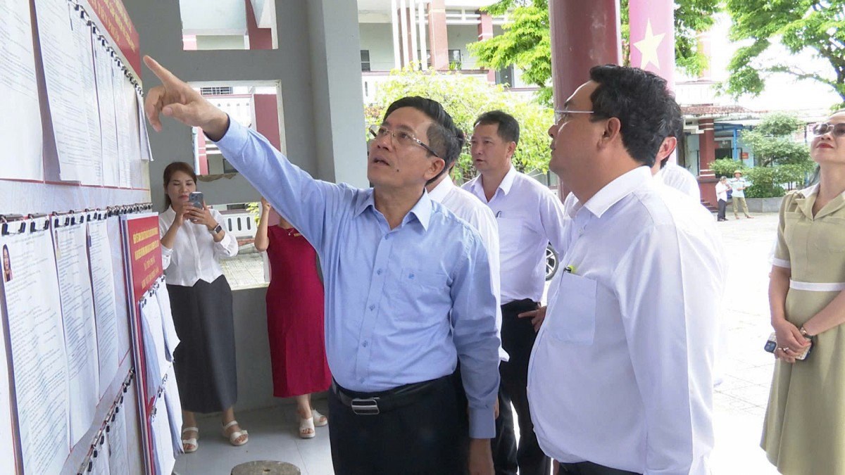 Đoàn công tác UBND TP Đà Nẵng kiểm tra các nội dung phục vụ bầu cử tại điểm bầu cử xã Tiên Phước.