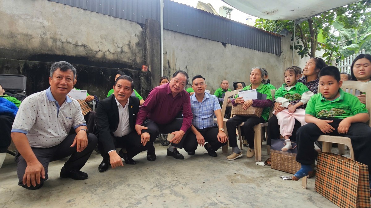 Thắp sáng lòng nhân ái, Tạp chí Hữu cơ Việt Nam trao tặng 30 suất quà Nhóm “Khát vọng cỏ dại”