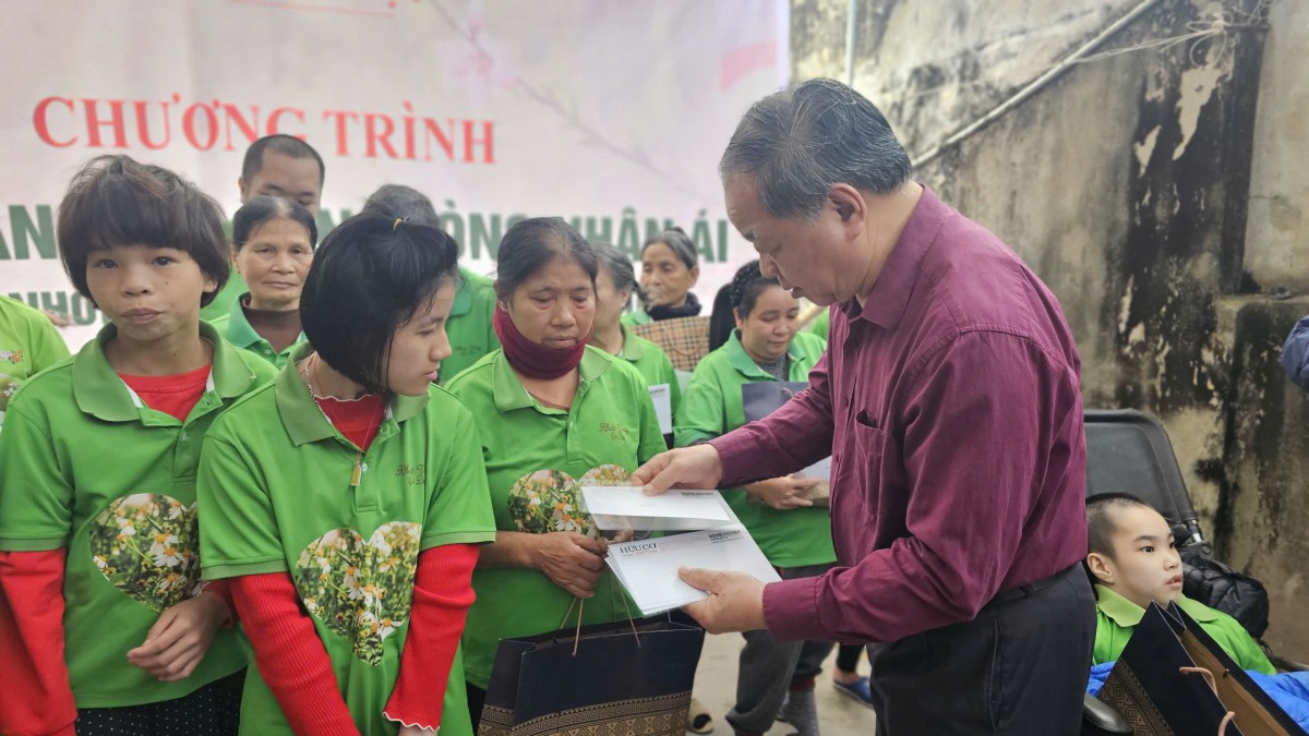 Thắp sáng lòng nhân ái, Tạp chí Hữu cơ Việt Nam trao tặng 30 suất quà Nhóm “Khát vọng cỏ dại”