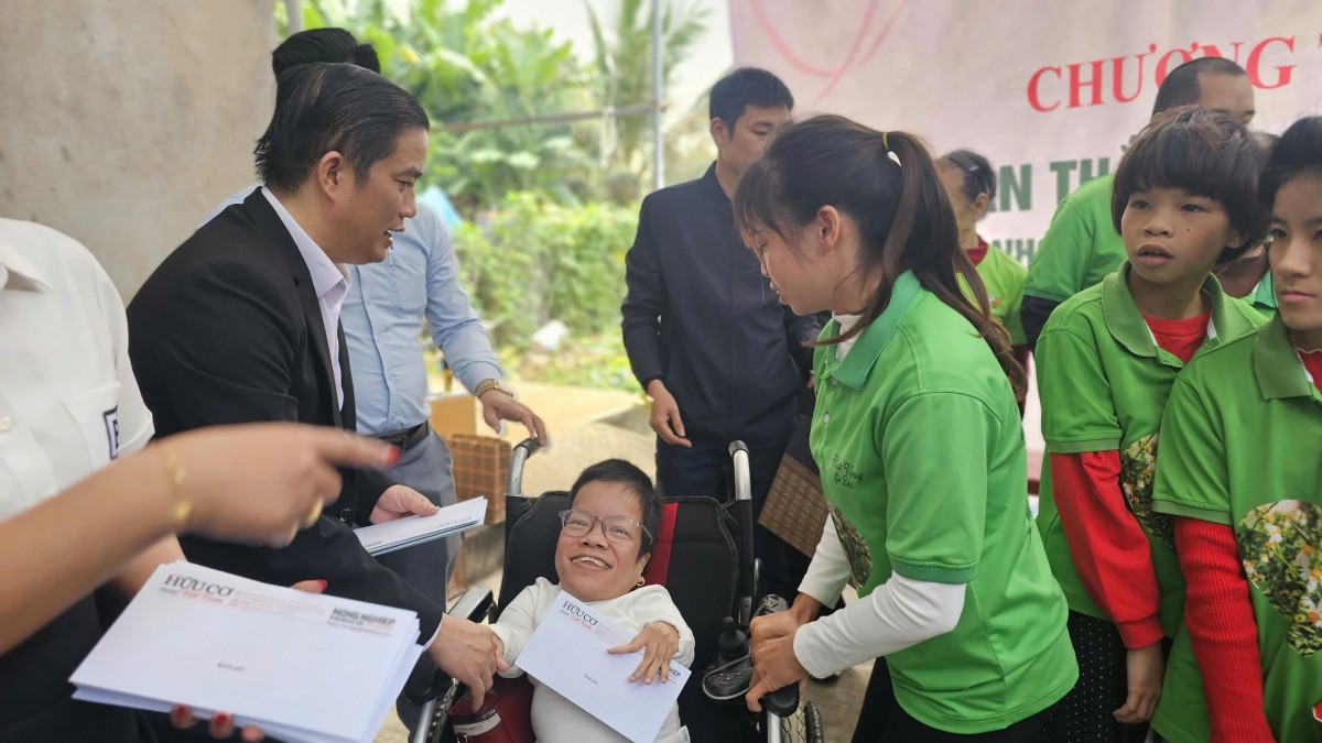 Thắp sáng lòng nhân ái, Tạp chí Hữu cơ Việt Nam trao tặng 30 suất quà Nhóm “Khát vọng cỏ dại”