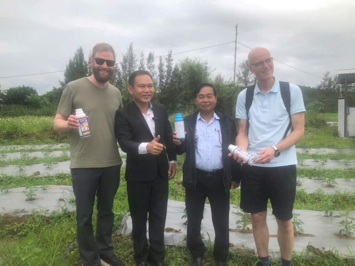 Đoàn công tác Hiệp hội Hồ tiêu và Cây gia vị Việt Nam tham quan mô hình trồng ớt hữu cơ không sử dụng thuốc bảo vệ thực vật tại xã Tây Hồ, TP Đà Nẵng, góp phần thúc đẩy phát triển nông nghiệp sạch và nâng cao thu nhập cho nông dân địa phương.