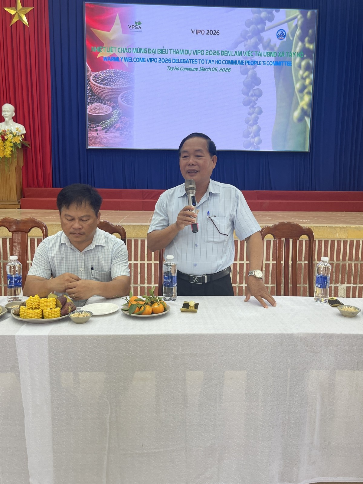 Ông Võ Thanh Anh, Giám đốc Hợp tác xã Nông lâm nghiệp Tây Hồ, phát biểu tại buổi làm việc và đón tiếp đoàn đại biểu Hiệp hội Hồ tiêu và Cây gia vị Việt Nam (VIPO 2026) đến tham quan, tìm hiểu mô hình sản xuất nông nghiệp hữu cơ tại xã Tây Hồ, TP Đà Nẵng.