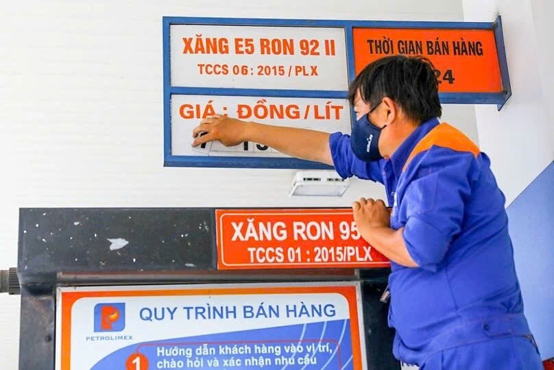 Giá xăng dầu đồng loạt giảm mạnh từ 22 giờ ngày 11/3