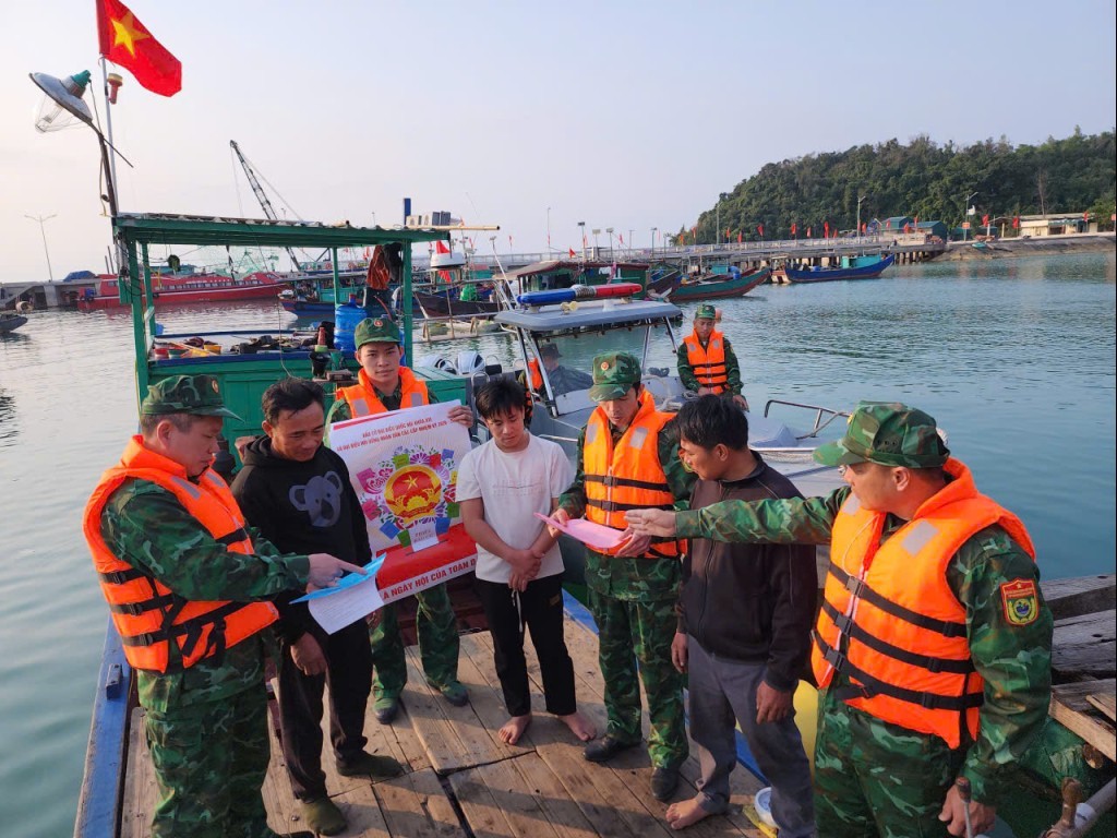 Quảng Ninh: Tuyên truyền, vận động ngư dân thực hiện quyền và nghĩa vụ công dân trong cuộc bầu cử