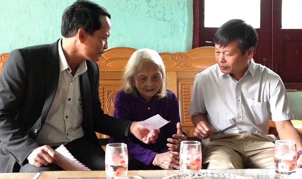 Lãnh đạo xã vùng cao đến tận nhà phát phiếu cử tri cho Mẹ Việt Nam Anh hùng