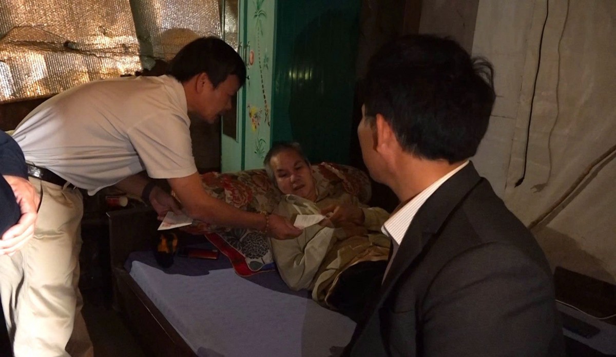 Lãnh đạo xã vùng cao đến tận nhà phát phiếu cử tri cho Mẹ Việt Nam Anh hùng