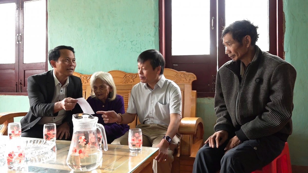 Lãnh đạo xã vùng cao đến tận nhà phát phiếu cử tri cho Mẹ Việt Nam Anh hùng